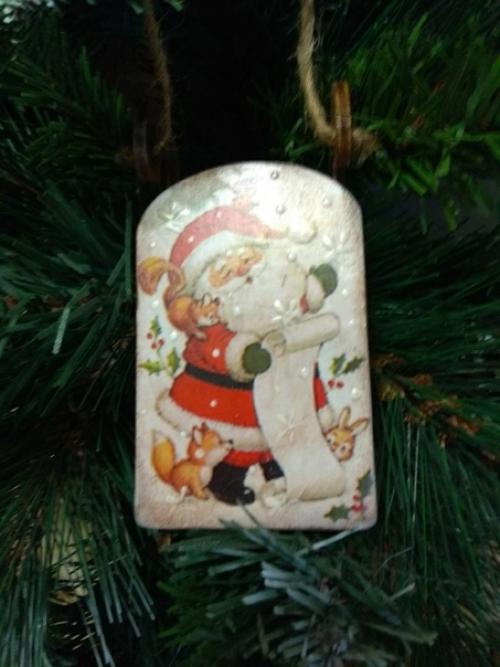 Деревянные саночки можно повесить на ёлочку или просто украсить интерьер вашего дома. 07