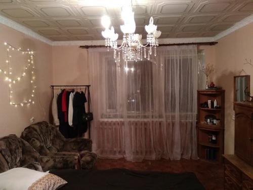 Переехала из своей любимой комнаты дома в комнату на съемной квартире. 01