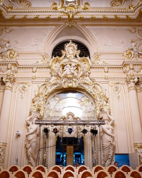Театр Санктъ - Петербургъ Опера известен не только своими постановками, но и изысканными интерьерами. 04