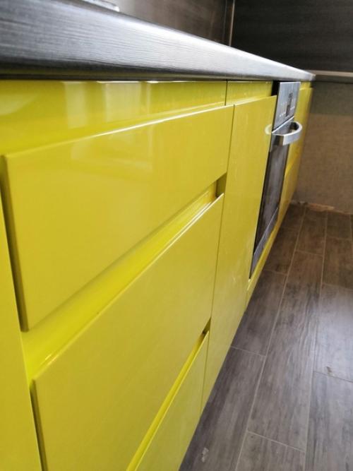 Мы решили отойти от стандартных серых и белых кухонь, которые сейчас модные и заказали желтую кухню. 05