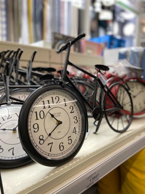 Первое, что вы видите, когда заходите в магазин - наш потрясающий центральный подиум! 06