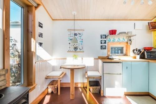 Канада, площадь около 25 м 2. необычный интерьер и очень компактная расстановка мебели. 05