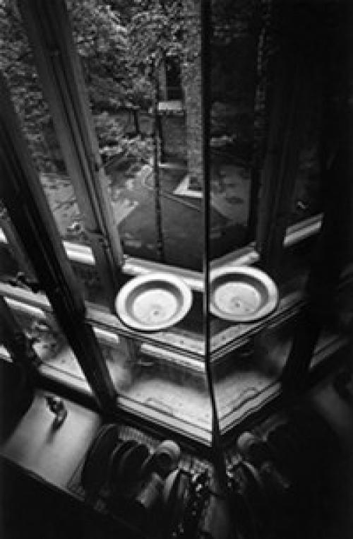 Скука смертная.  Вибрирование света, паутинкой расплывается солнечный пучок по стенам и потолку, налипает на шторах и вдруг исчезает на миг. 02