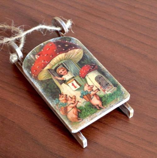 Деревянные саночки можно повесить на ёлочку или просто украсить интерьер вашего дома. 08