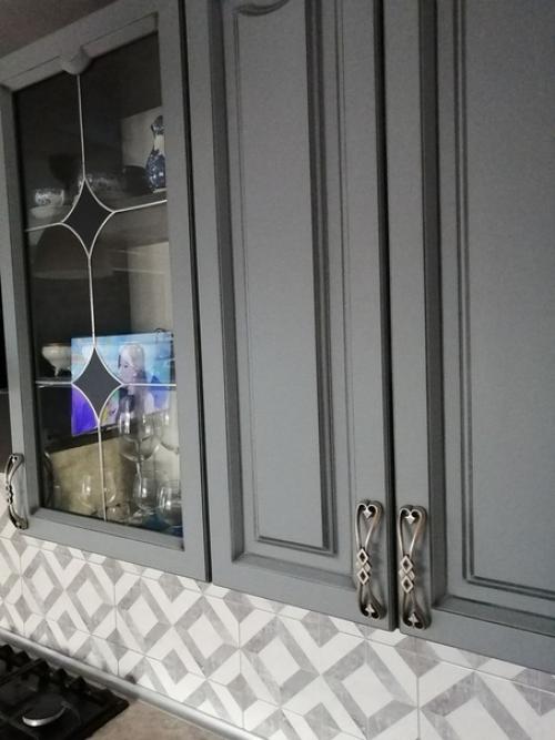 Классика современности. В последнее время все большую популярность завоёвывают простые линии кухонь без ручек. 06