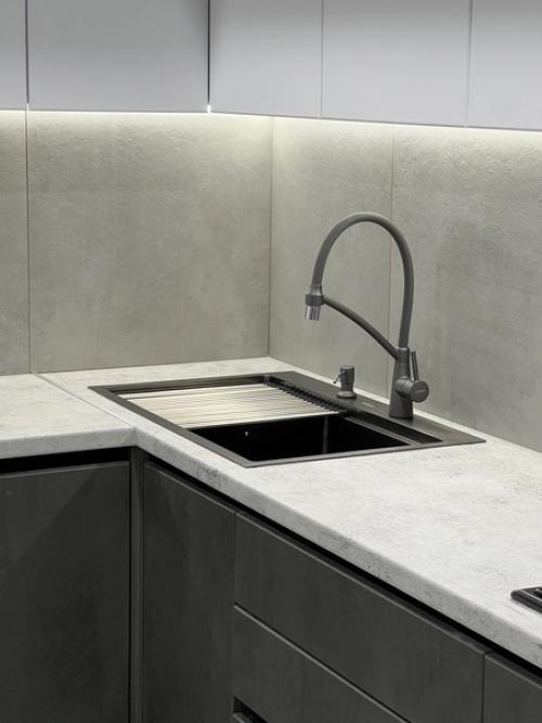 Серо - белая кухня - очень светлое и нейтральное дизайнерское решение. 03