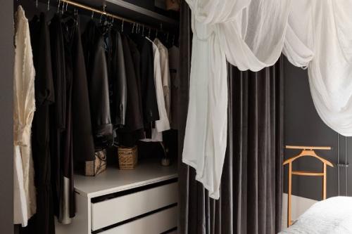 Интересен баланс с тёмными стенами в этой небольшой светлой квартире в Гётеборге (68 кв. 03