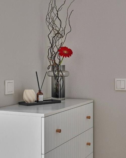 Очень приятный интерьер с яркими аккуратными акцентами. 08