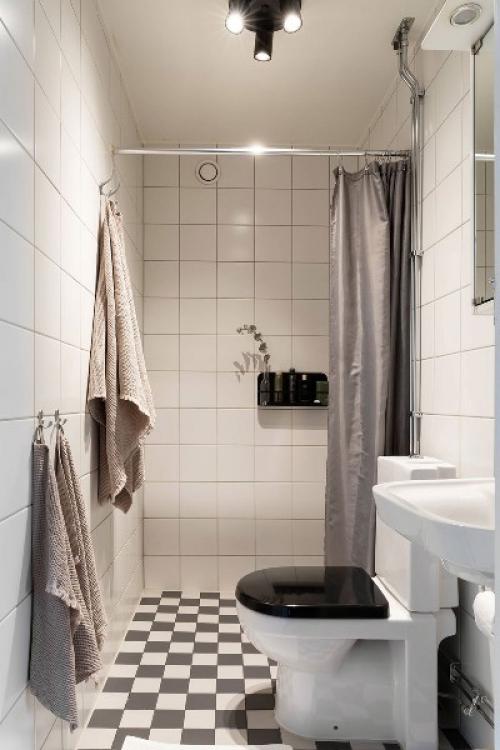 Интересен баланс с тёмными стенами в этой небольшой светлой квартире в Гётеборге (68 кв. 08