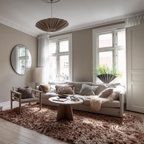 Комната в белых оттенках выглядит невероятно свежо и легко. 03