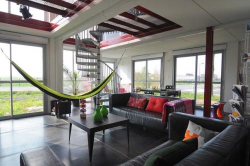 Архитектор Patrick Partouche завершил проект жилого дома из контейнеров, предназначенного для проживания одной семьи. 02