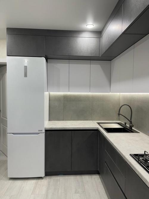 Серо - белая кухня - очень светлое и нейтральное дизайнерское решение. 01