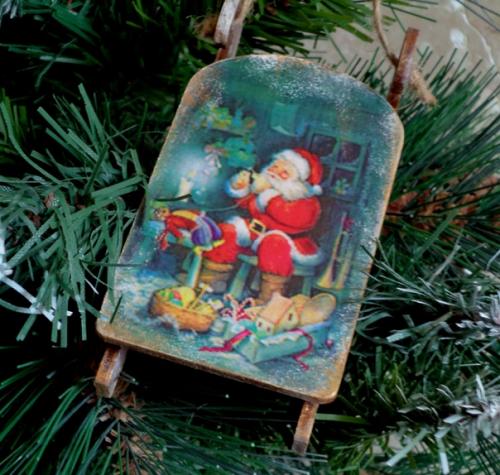 Деревянные саночки можно повесить на ёлочку или просто украсить интерьер вашего дома. 06