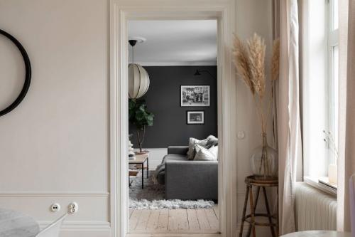 Интересен баланс с тёмными стенами в этой небольшой светлой квартире в Гётеборге (68 кв. 04