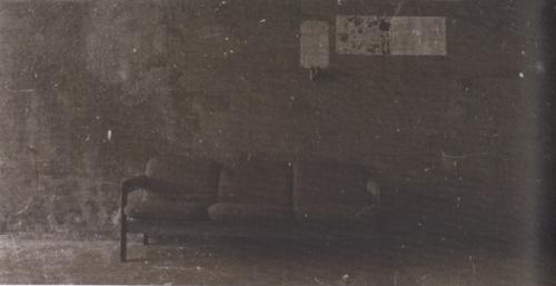 Скука смертная.  Вибрирование света, паутинкой расплывается солнечный пучок по стенам и потолку, налипает на шторах и вдруг исчезает на миг. 06