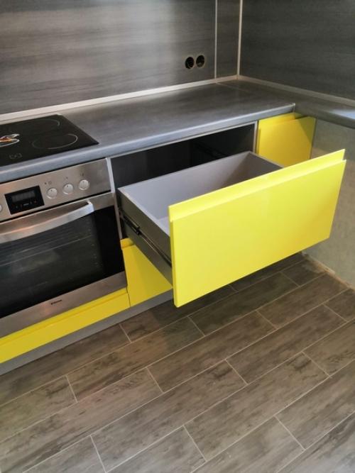 Мы решили отойти от стандартных серых и белых кухонь, которые сейчас модные и заказали желтую кухню. 02