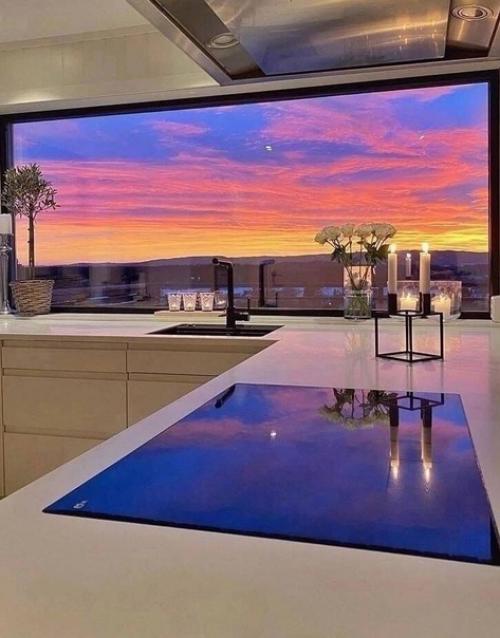 Кажется, тут все сделано для того, чтобы хозяйка не покидала кухню. 02