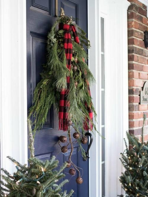 Венки и гирлянды - вечная новогодняя классика, но даже в привычных элементах всегда есть место фантазии. 04