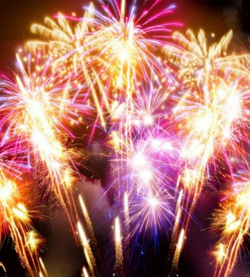 43-Летний житель Глазова решил, что выходить на мороз ради праздника - это лишнее, и устроил пиротехническое шоу прямо посреди комнаты. 01