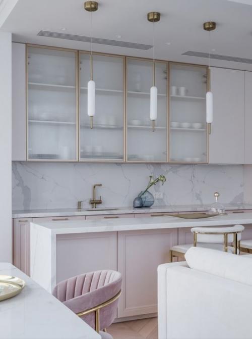 Интерьер кухни - гостиной в светлых пастельных тонах. 01
