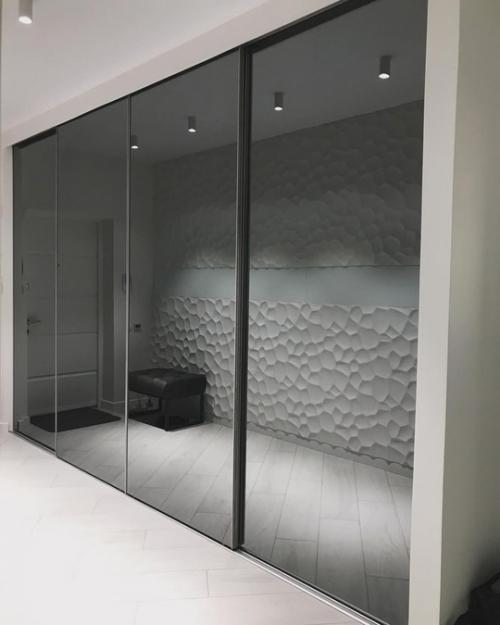 Стекла и зеркала давно вошли в наш интерьер, они создают легкость и визуально расширяют пространство. 01