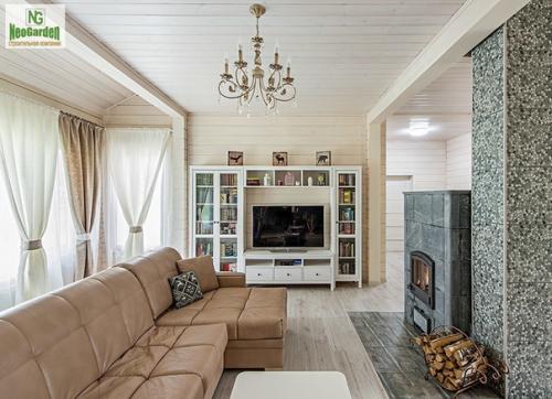 Интерьер загородного дома в спокойных тонах с яркими акцентами. 04