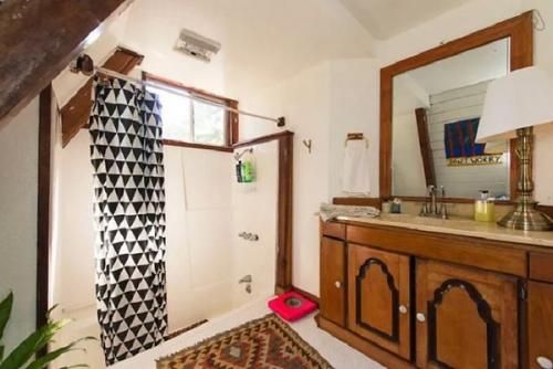 Кажется, в этой избушке живет ветхая старушка. 06