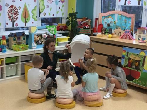 Педагоги детского сада номер 93 регулярно повышают своё педагогическое мастерство и с удовольствием делятся с коллегами учреждения своим опытом. 01