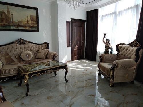 Увидев такую красоту похожую на дворец на крымской, у меня улыбка не сходила с лица! 01