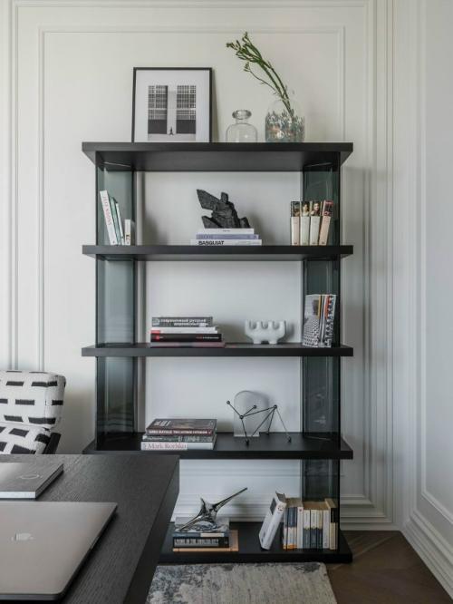 В этом загородном доме дизайнер создал два пространства - уютный кабинет и функциональную террасу. 06