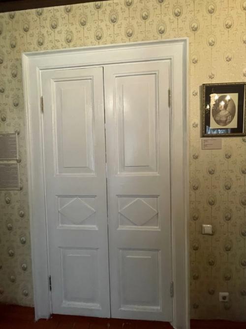 Экспозиция размещается в цокольном (подклете) и первом (жилом) этажах дома - музея. 06