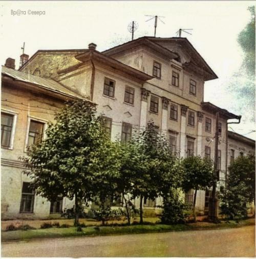 Из числа каменных зданий лучшие дома присутственных мест и купца. 07