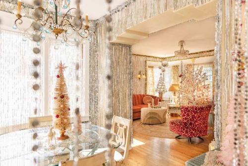 Рождественское безумие в доме шеннон келли - десятки метров гирлянд из дождика украшают гостиную. 08