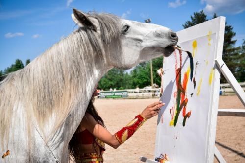 Порадуйте себя в год лошади картиной нарисованной лошадью.
