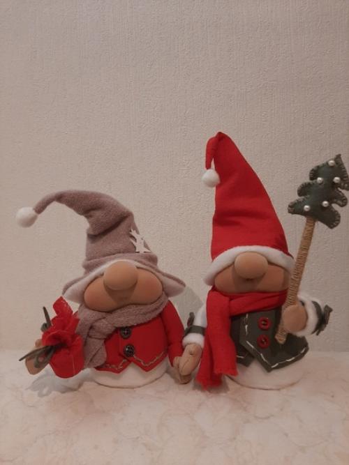 Кроме традиционных деда мороза и снегурочки дом к новогодним праздникам можно украсить фигурками гномов! 01