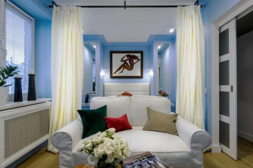 Интерьер квартиры 29 м с синими стенами. 01