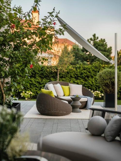 В этом загородном доме дизайнер создал два пространства - уютный кабинет и функциональную террасу. 01