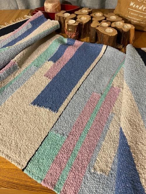 Станок поремонтировали, челноки пошлифовали и ткачество пошло. 01