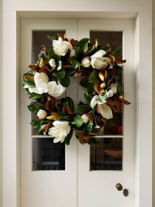 Венки и гирлянды - вечная новогодняя классика, но даже в привычных элементах всегда есть место фантазии. 08