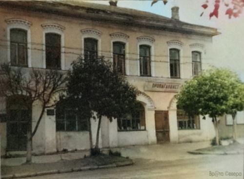 Из числа каменных зданий лучшие дома присутственных мест и купца. 02