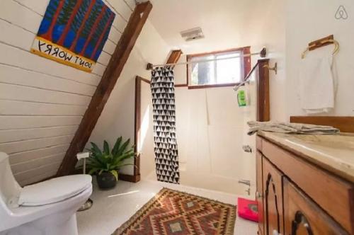 Кажется, в этой избушке живет ветхая старушка. 05