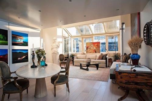 Эклектичная квартира, расположенная в Нью-йорке, в США.  