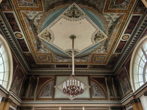 Я бы написала, конечно: мистическая жерновка встретила нас таинственной темнотой и прохладой. 04