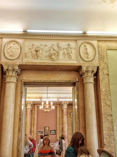 Благодаря новогодней ярмарке в пресс - особняке АиФ можно посмотреть интерьеры дворца на мясницкой. 09