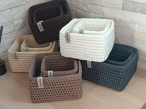 Представляю вашему вниманию вязаные корзины для хранения. 01