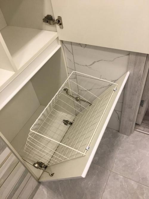 Обычно, когда речь заходит о шкафах, то их можно представить в интерьере практически любой комнаты, например, гостиной, детской, спальне, прихожей. 05