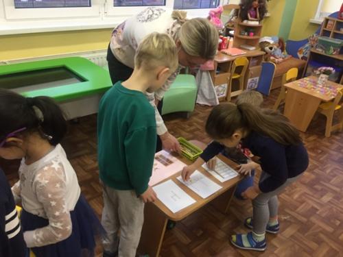 Педагоги детского сада номер 93 регулярно повышают своё педагогическое мастерство и с удовольствием делятся с коллегами учреждения своим опытом. 04