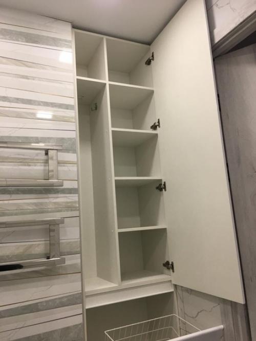 Обычно, когда речь заходит о шкафах, то их можно представить в интерьере практически любой комнаты, например, гостиной, детской, спальне, прихожей. 04