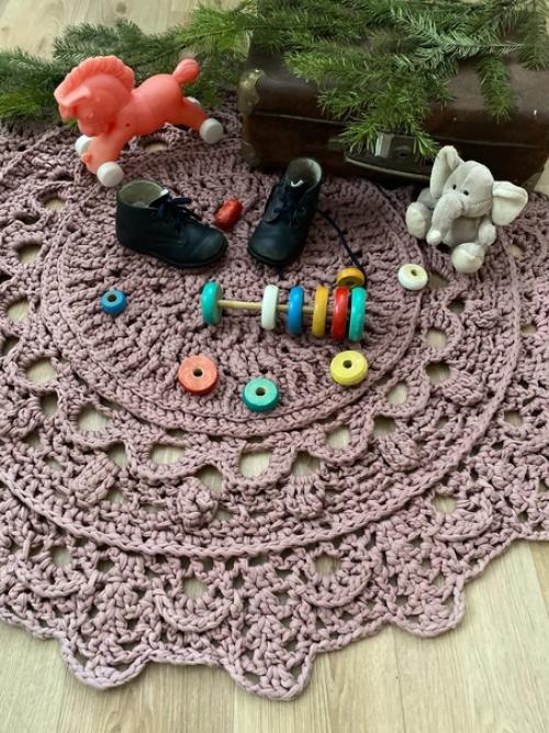 Коврик в современном интерьере может стать той сказочной Изюминкой комнаты, сделав ее уютнее. 02