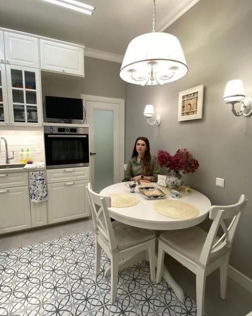 Очень уютный, светлый интерьер кухни получился, а цветовых акцентов всегда можно добавить с помощью милых сердцу, ярких деталей. 02